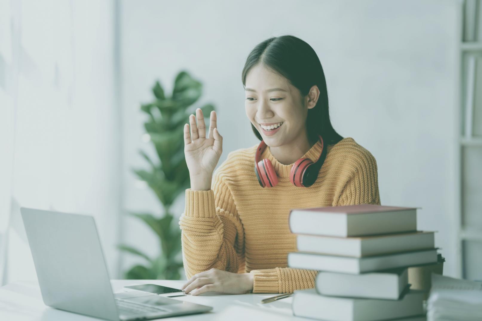 Facilitator leading an interactive team motivation session online